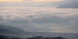 日本长野高博内富士山和须和湖的倾斜鸟瞰图