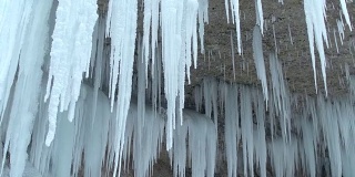 近距离观察:冬天，悬崖上挂着数百根闪闪发光的冰柱
