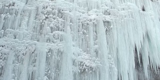 近距离观察:雪山中的冬季仙境，满是冰冻的闪闪发光的冰柱