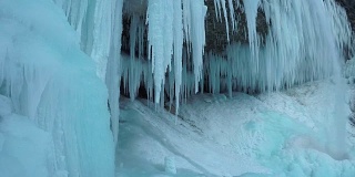 近距离观察:雪山中的冬季仙境，满是冰冻的闪闪发光的冰柱