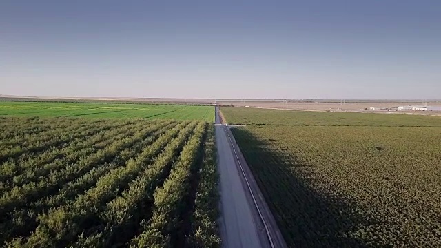 4K鸟瞰图的农田在圣华金山谷与I-5