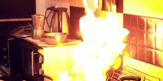 厨房着火了
