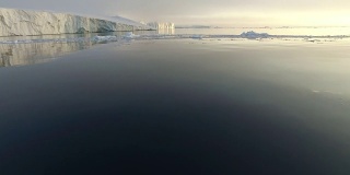 格陵兰岛北冰洋上的冰山