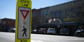 靠近一个州法律人行横道标志在美国小镇