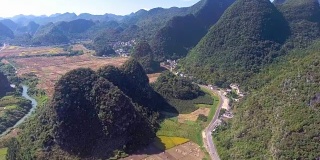云南绿谷稻田和中国传统村落鸟瞰图