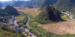 神奇的稻田和中国村庄在绿谷，云南，中国，航拍视频