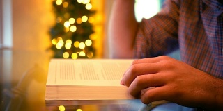 一名大学生在圣诞节假期为考试而学习