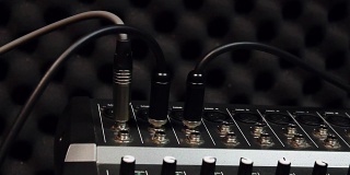 选择对焦手有人连接麦克风的USB连接器上的声音音乐混音。在家庭录音室混合各种对象录音。