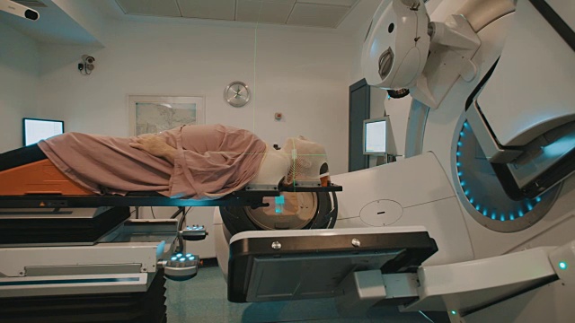 病人接受放射治疗在一个大放射治疗室内