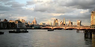 现代的摩天大楼和伦敦的泰晤士河