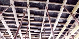 居民楼天花板改造。工人在施工现场移动，模板吊顶系统