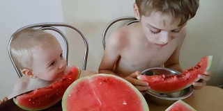 可爱的孩子吃西瓜