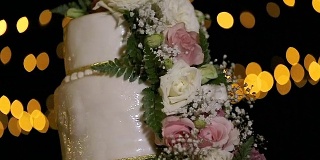 带花的白色婚礼蛋糕。