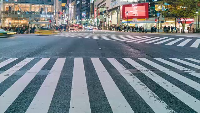 东京夜间繁忙的斑马线