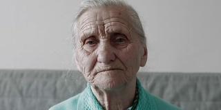 特写悲伤的老女人肖像。
