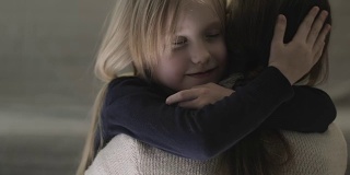 一个家庭。回到家，小女儿冲进妈妈的怀里，给了她一个大大的拥抱。