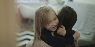 回到家，小女儿冲进妈妈的怀里，给了她一个大大的拥抱。