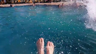 一个男人在水上乐园玩滑梯的视频视频素材模板下载