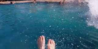 一个男人在水上乐园玩滑梯的视频
