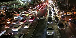 城市里的夜间交通堵塞