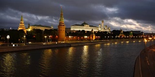 莫斯科克里姆林宫堤岸的夜景
