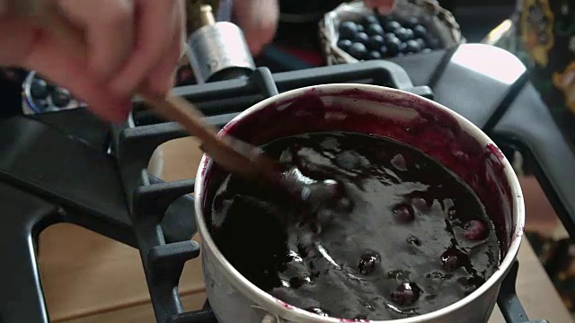 准备自制蓝莓果酱并装在罐子里