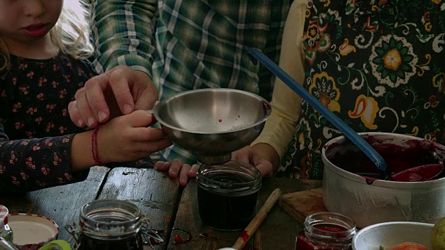 准备自制蓝莓果酱并装在罐子里