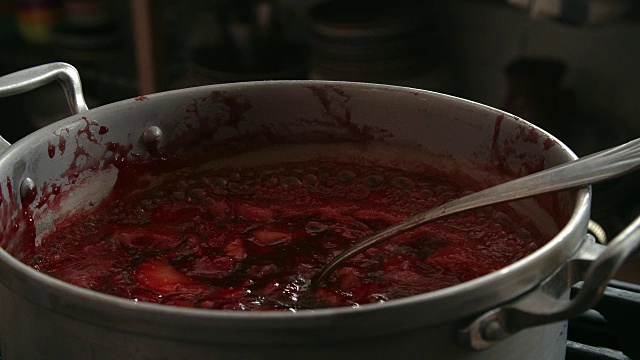 在家庭厨房里自制草莓酱