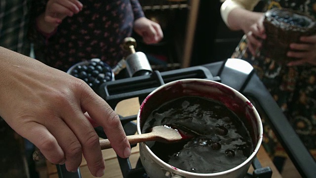 在家庭厨房里自制草莓酱