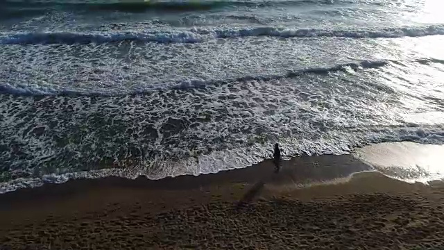 高角度的人走在海滩上