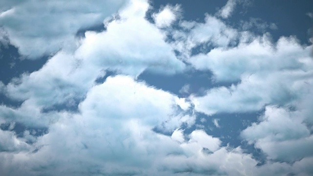 庞德标志与暴风雨的天空和云的背景