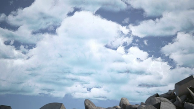 碎片岩石在天空和云的背景下