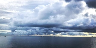 渔船在暴风雨中