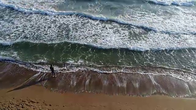 高角度的人走在海滩上