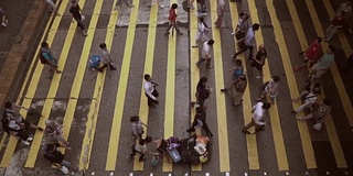 人们走在香港城市的街道上