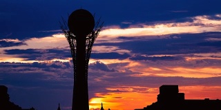 在哈萨克斯坦首都阿斯塔纳美丽的日落上，Bayterek塔的剪影