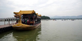 北京颐和园龙舟画舫 Touristic boat arriving at pier at the Summer City in Beijing