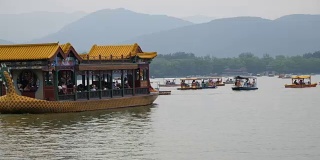 北京颐和园龙舟画舫 Touristic boat navigating into the lake in the Summer City in Beijing