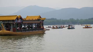 北京颐和园龙舟画舫 Touristic boat navigating into the lake in the Summer City in Beijing视频素材模板下载