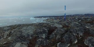 格陵兰岛北冰洋上有岩石和冰山的伊卢利萨特湾