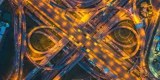 夜间高速公路立交交通鸟瞰图