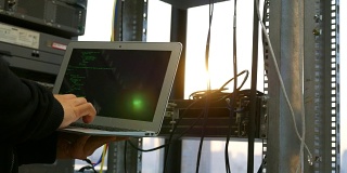 IT技术人员与数字平板电脑检查网络