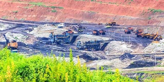 4 k。时间推移坑褐煤矿和采石场