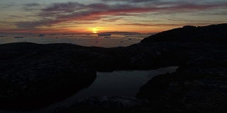 日落时分的伊卢利萨特湾与冰山在北冰洋在格陵兰岛