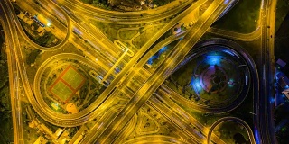 夜间高速公路立交交通鸟瞰图
