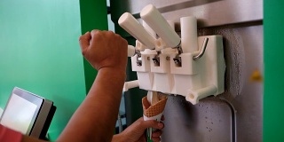 一个面目全非的人用机器卖冰淇淋