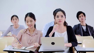 一堂关于大学的课在听老师讲课，亚洲学生正在学习。视频素材模板下载