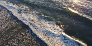 加利福尼亚海岸海浪撞击的鸟瞰图