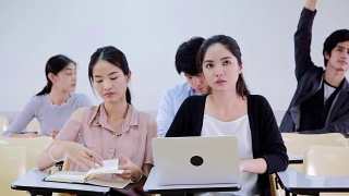 一堂关于大学的课在听老师讲课，亚洲学生正在学习。视频素材模板下载