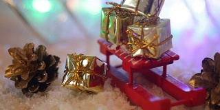 节日圣诞节、新年抽象背景。红色玩具雪橇。礼盒和雪花